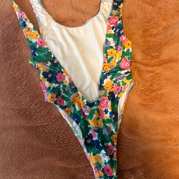 Floral one piece - Picture 3 of 4